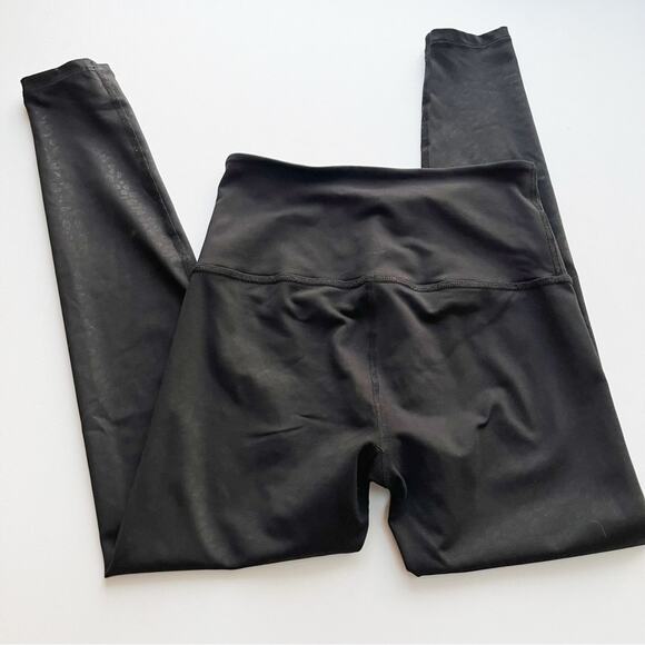 BEYOND YOGA High Waisted Midi Leggings Black - Picture 2 of 4